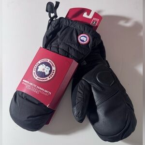 Canada Goose artic down mitts women size S NWT